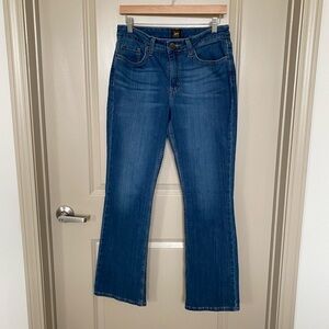 Lee woman’s Legendary Regular Boot Cut Jeans. Mid rise size 8M.  5 Pocket. EUC.